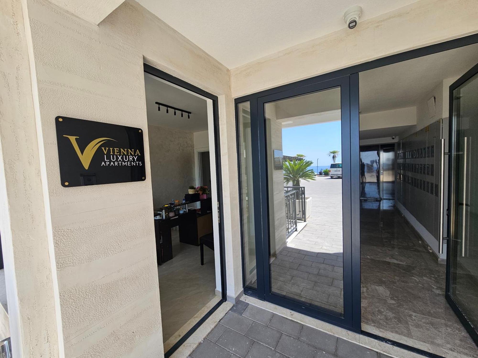 Vienna Luxury Apartments Dobra Voda Bagian luar foto