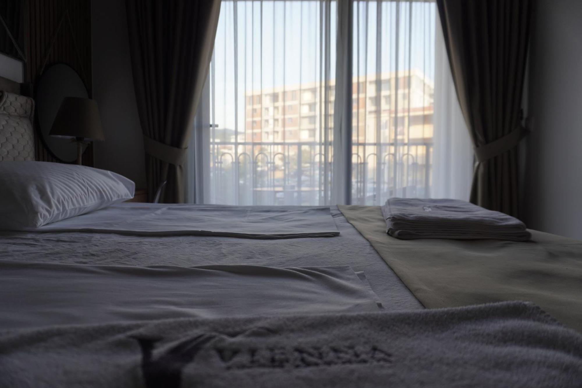 Vienna Luxury Apartments Dobra Voda Bagian luar foto